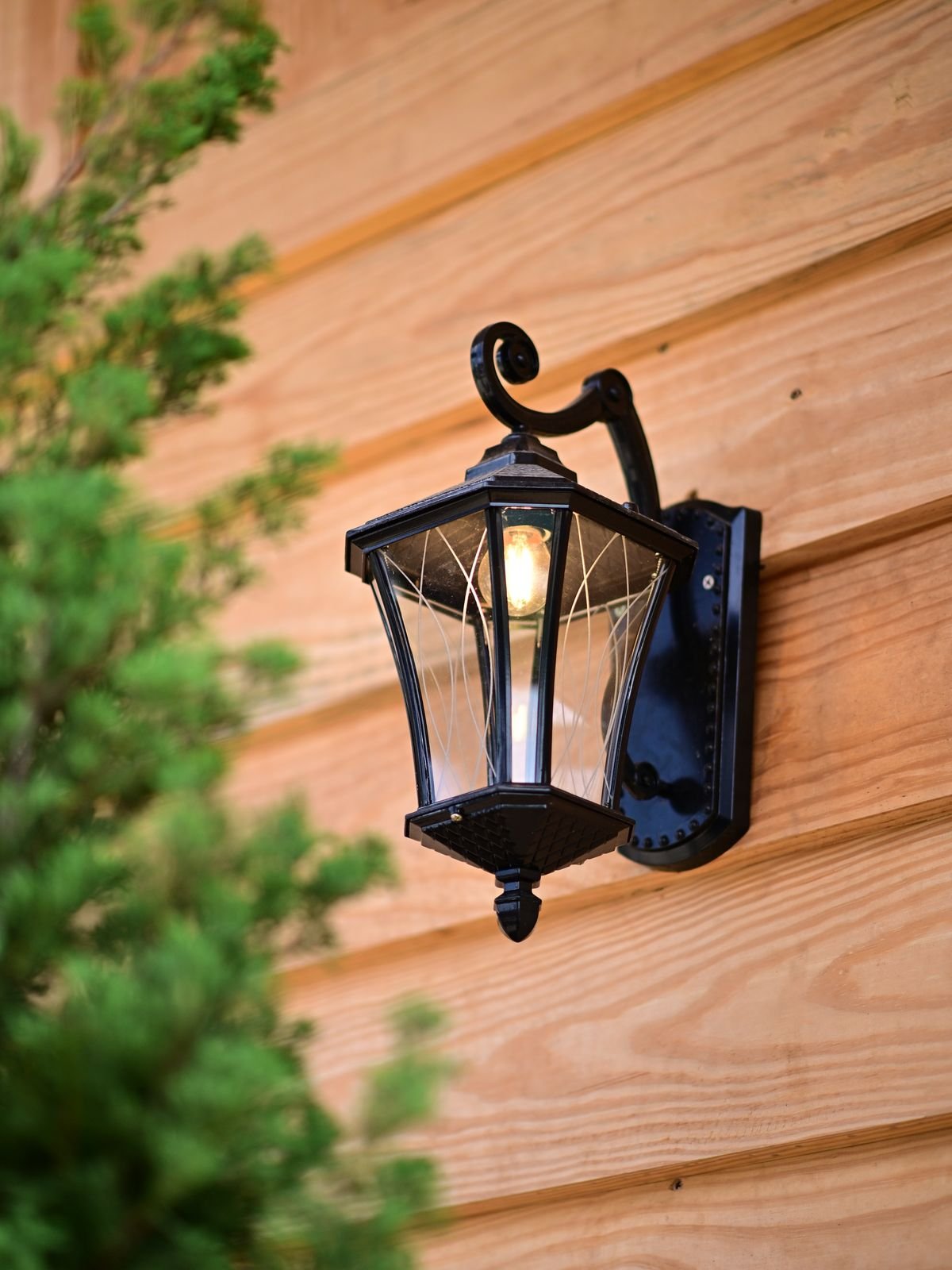 Udendørs lampe på en træfacade